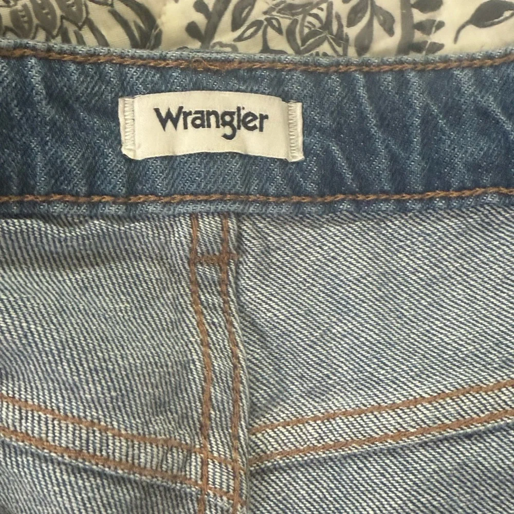 NWOT ✨ WOMEN'S HIGH RISE MID-LENGTH COWBOY SHORT - Picture 8 of 9